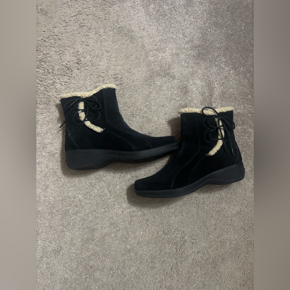 Clarks Bendables Black Suede Boots Women Shearling Trim 8 W - Picture 13 of 16